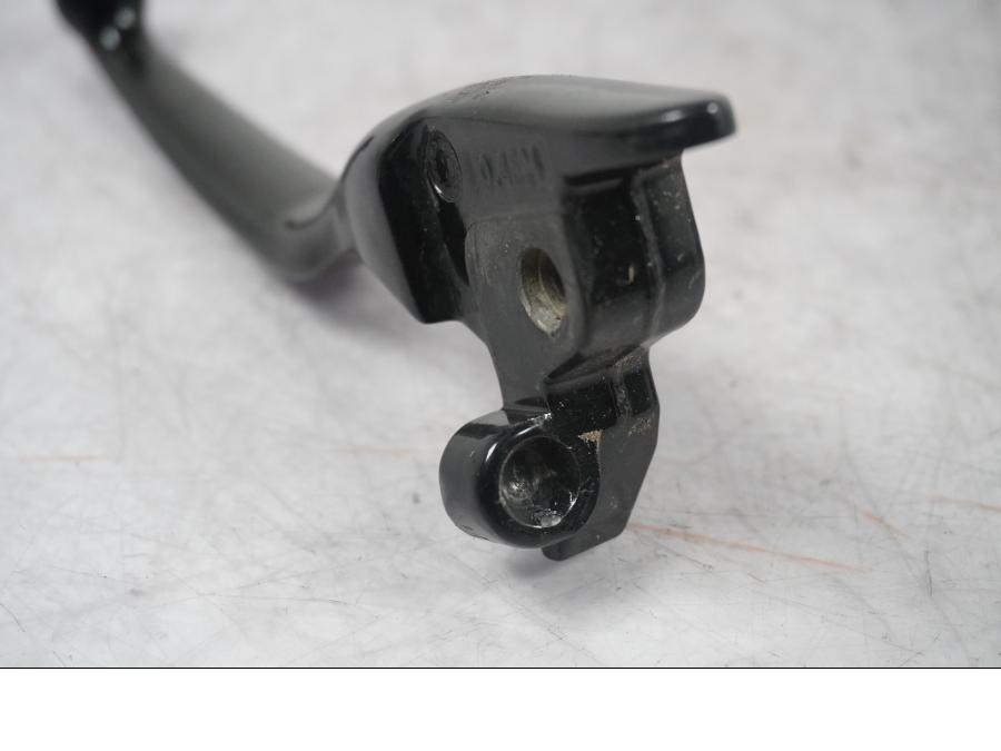 Snett nerifrån på Bromsgrepp från en H-D Touring Street Glide FLHX -2009 motorcykel.