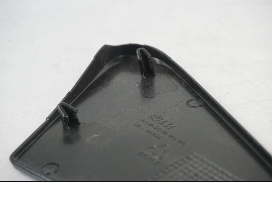 Vänster sida på Sidopanel från en KTM 1290 Super Duke R -2022 motorcykel.