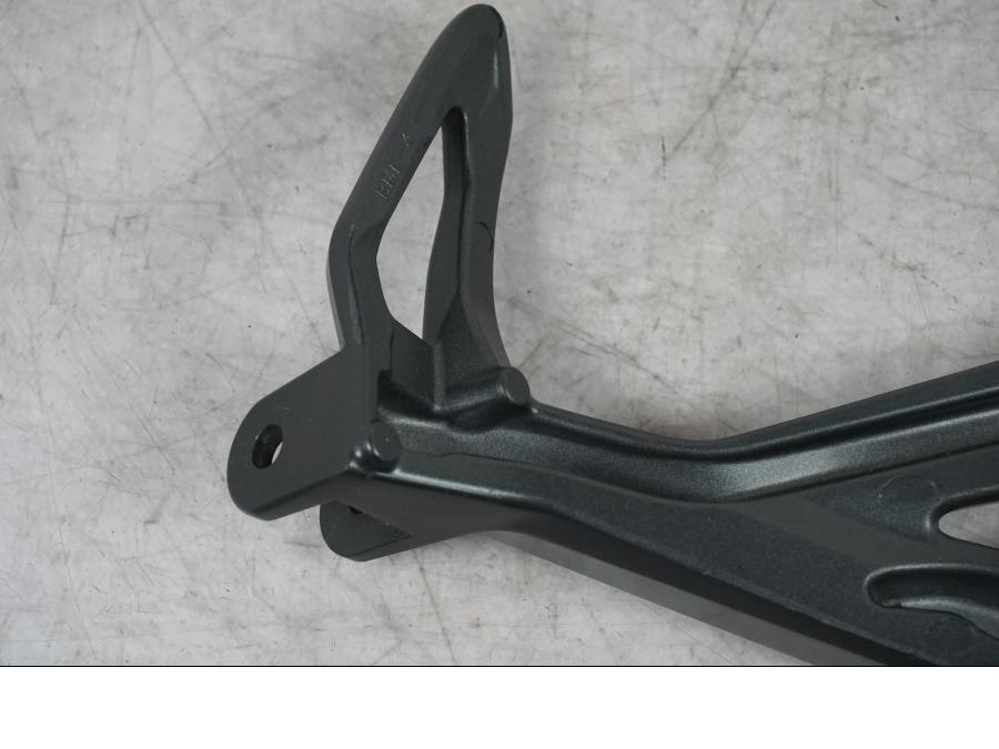 Snett uppifrån på Fotpinnefäste från en Yamaha MT-09 -2024 motorcykel.