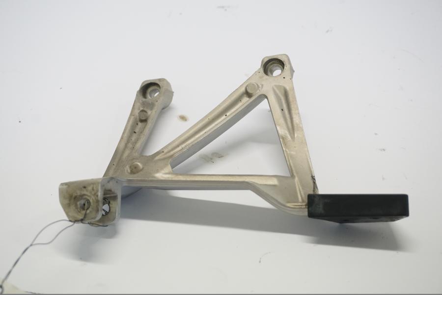 Baksidan på Fotpinnefäste från en BMW R 1250 GS -2019 motorcykel.