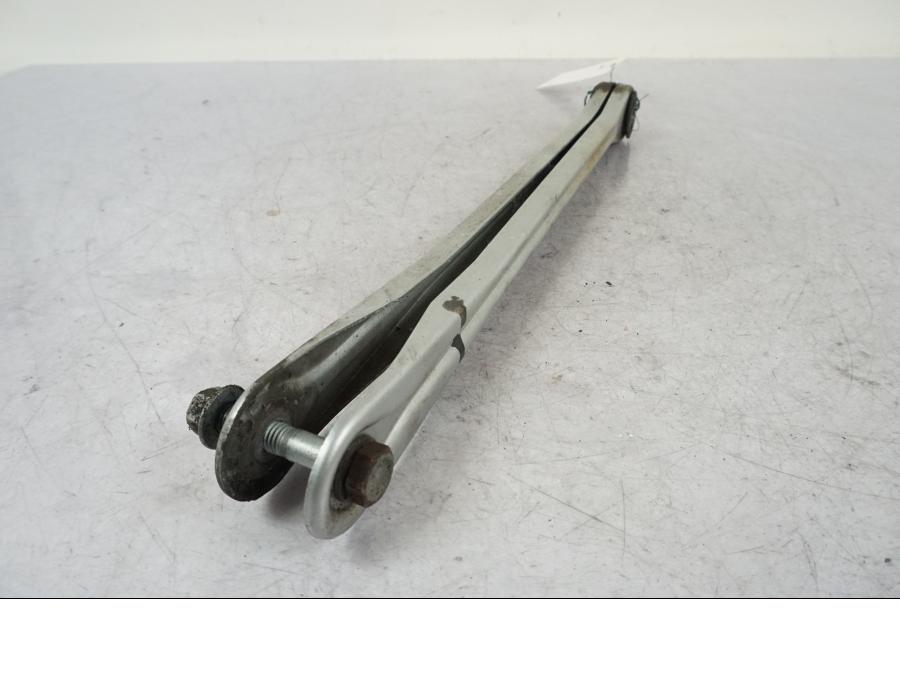 Baksidan på Parallellstag från en BMW R 850 R -2004 motorcykel.