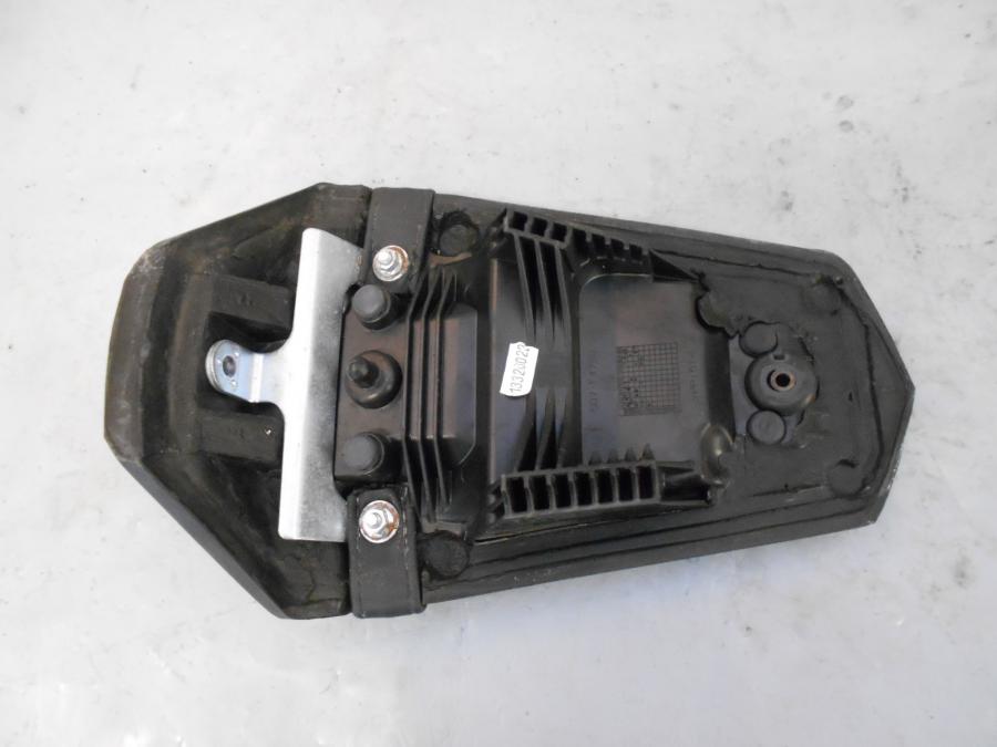 Snett nerifrån på Sadel från en Yamaha YZF-R 125 -2012 motorcykel.