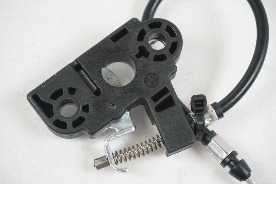 Vänster sida på Sadellåsmekanism från en KTM 1290 Super Duke R EVO -2023 motorcykel.