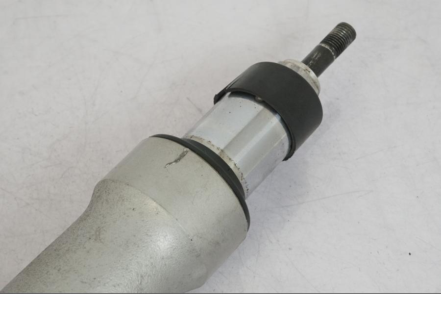 Snett nerifrån på Gaffelben från en BMW R 1100 GS -1998 motorcykel.