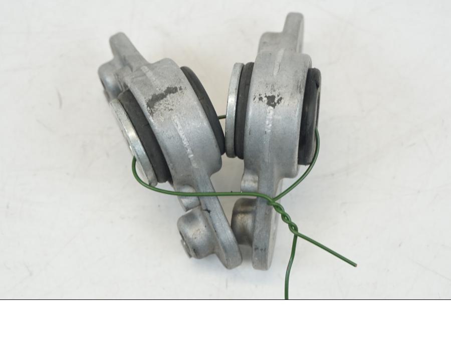 Höger sida på Bensintankfäste från en Yamaha XT 1200 A -2010 motorcykel.