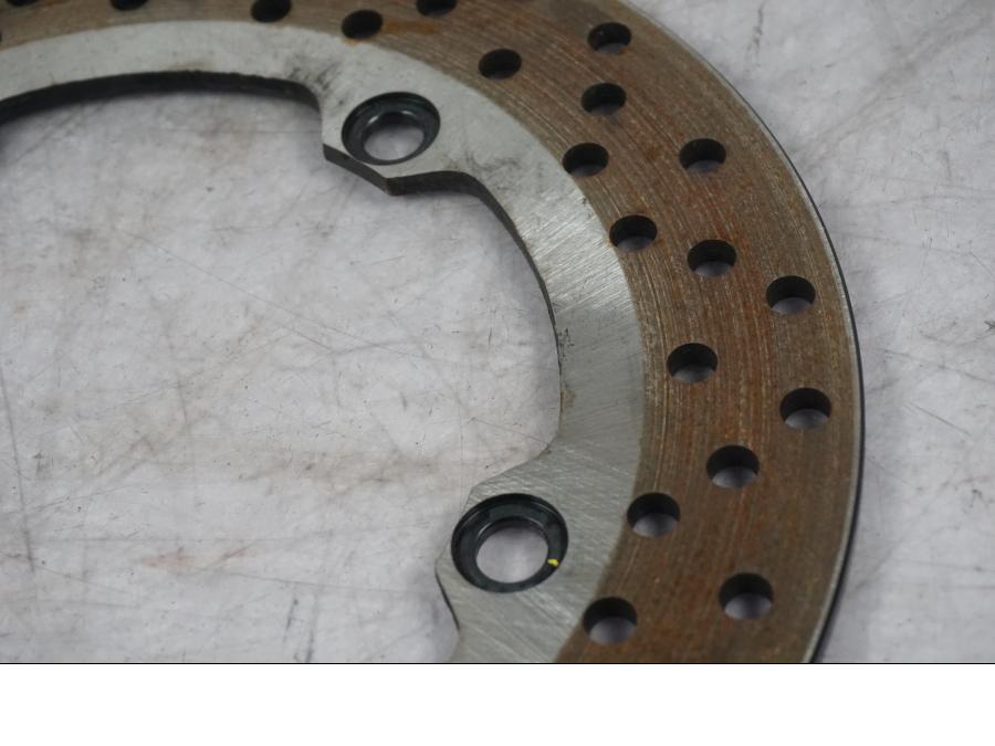 Snett nerifrån på Bromsskiva från en Yamaha MT-09 -2024 motorcykel.