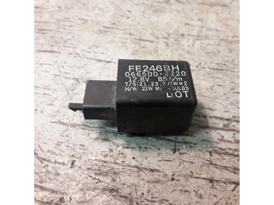 Framsidan på Blinkersrelä från en Yamaha FZ-S 600 -2000 motorcykel.