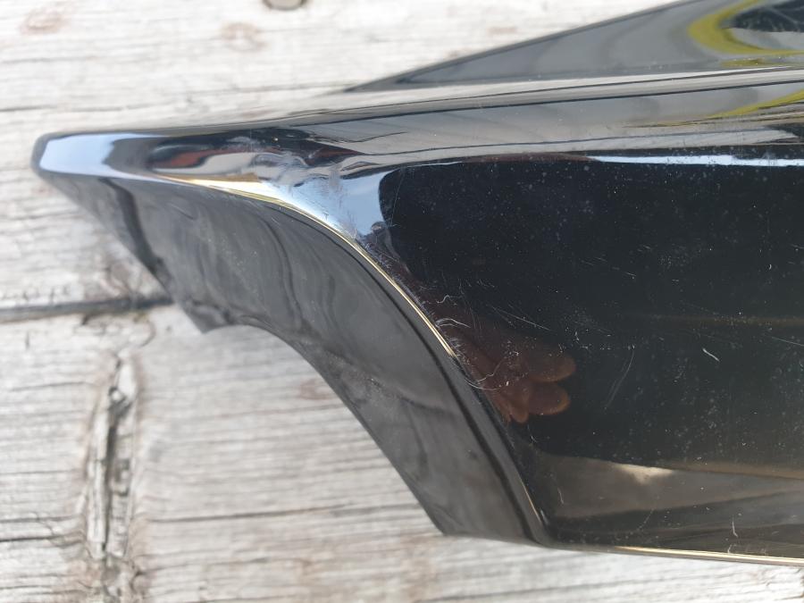 Snett uppifrÄn pÄ Bakvinge frÄn en Yamaha FZ-S 600 -2001 motorcykel.