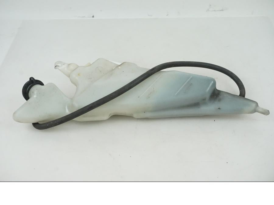 Höger sida på Vattenexpansionskärl från en Honda CBR 1000 -2005 motorcykel.