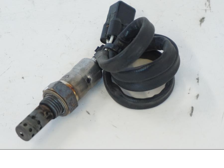 Vänster sida på Lambdasond från en Kymco Agility 125 -2019 scooter.