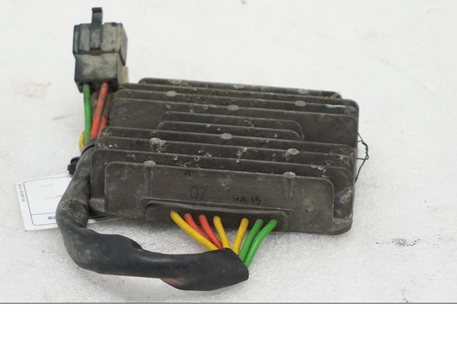 Framsidan på Likriktare från en Ducati Monster 696 -2010 motorcykel.