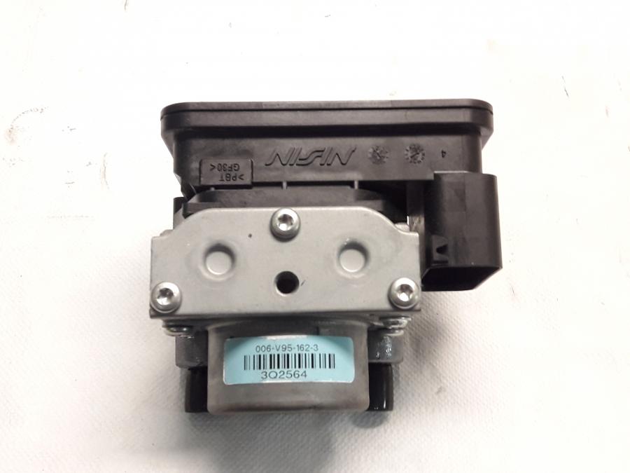 Baksidan på ABS Modulator från en Kawasaki Z 800 -2015 motorcykel.