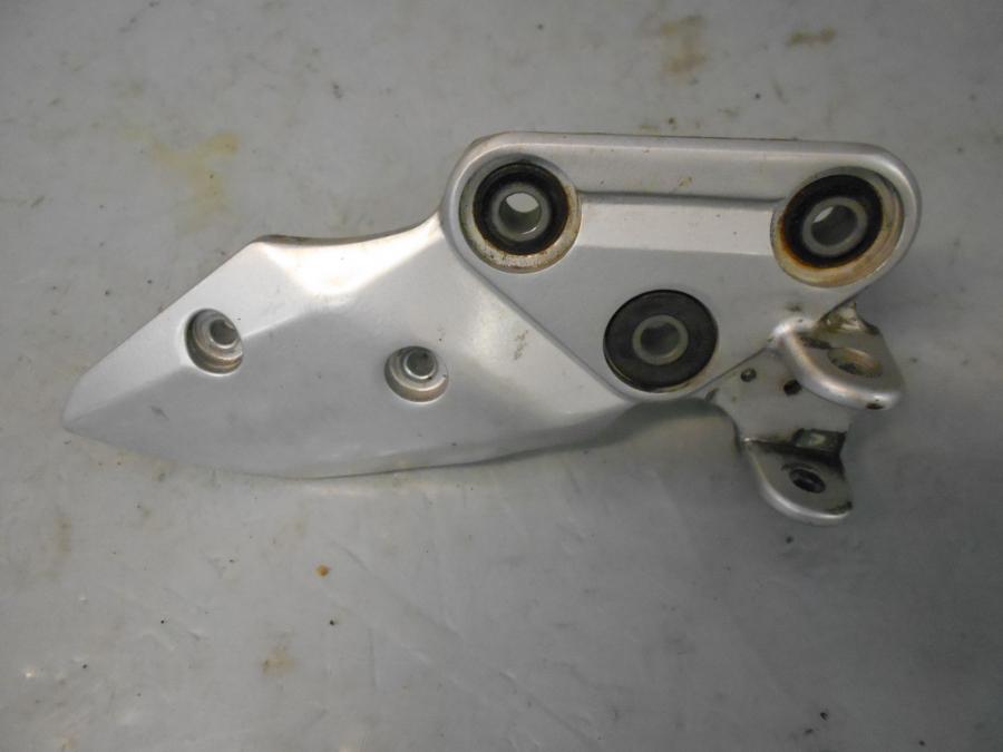 Framsidan på Fotpinnefäste från en Suzuki GSX 1400 -2003 motorcykel.