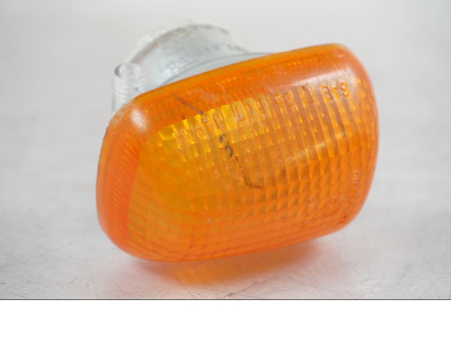 Snett nerifrån på Blinkersglas från en Suzuki SV 650 -1999 motorcykel.