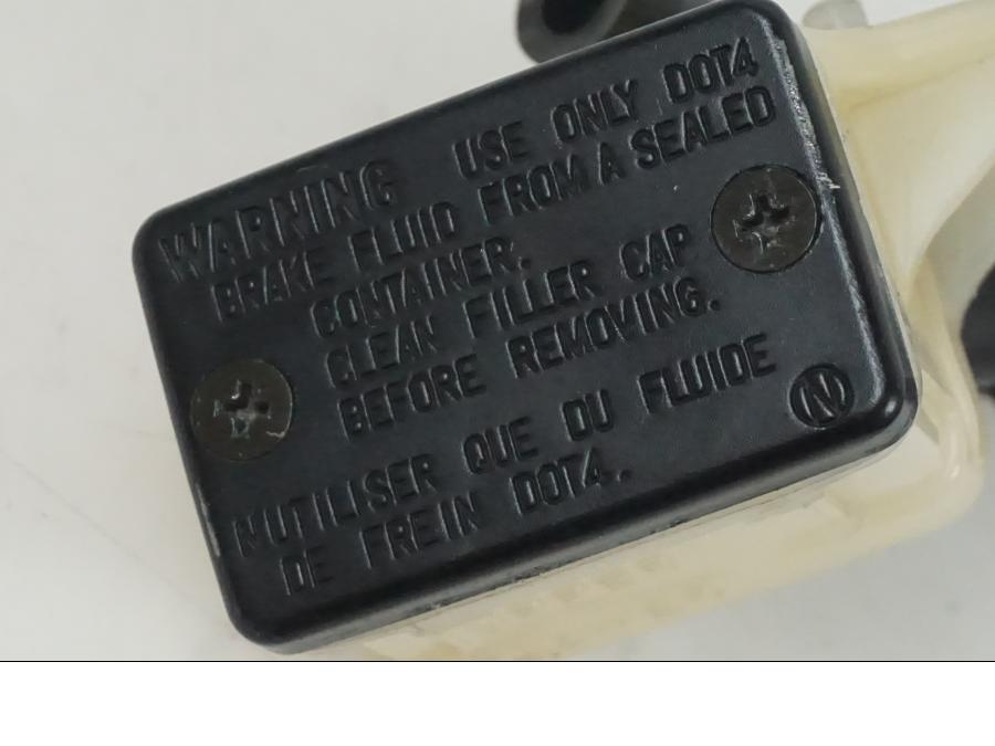 Höger sida på Bromsvätskebehållare från en Honda CBR 1000 -2005 motorcykel.