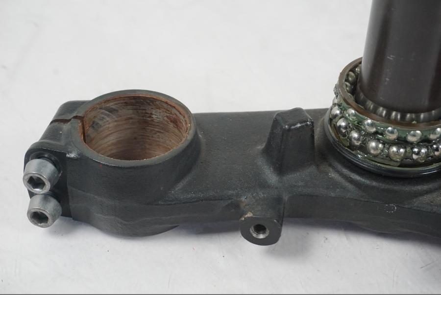 Snett uppifrån på Gaffelkrona från en Kawasaki ER-6N ABS -2010 motorcykel.