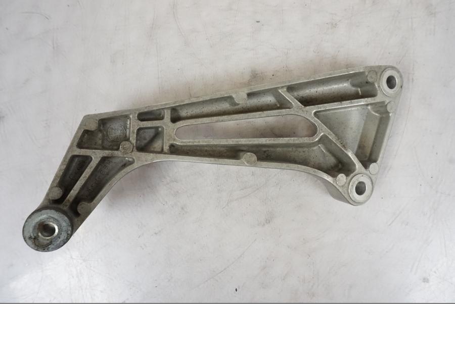 Snett nerifrån på Fotpinnefäste från en Honda VTR 1000 F -1997 motorcykel.