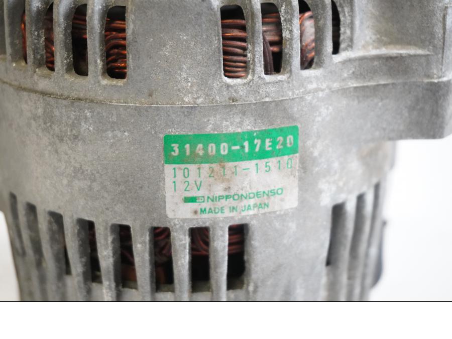 Höger sida på Generator från en Suzuki GSX-R 750 -1995 motorcykel.