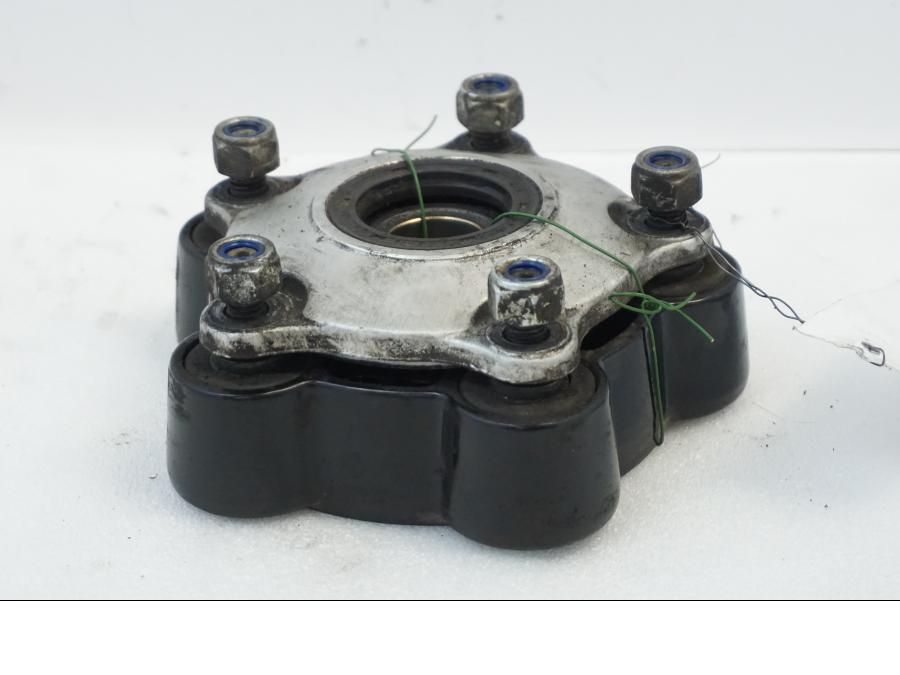 Vänster sida på Drevfäste från en Aprilia RSV 1000 -2010 motorcykel.