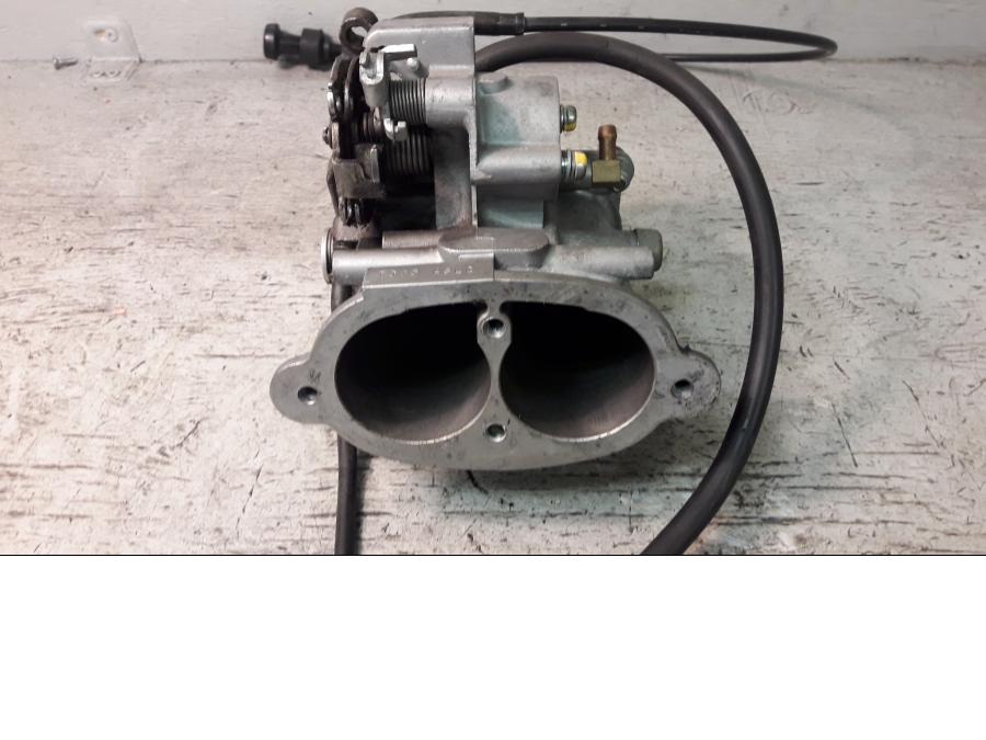 Baksidan på Spjällhus från en Suzuki VZ 1600 -2005 motorcykel.