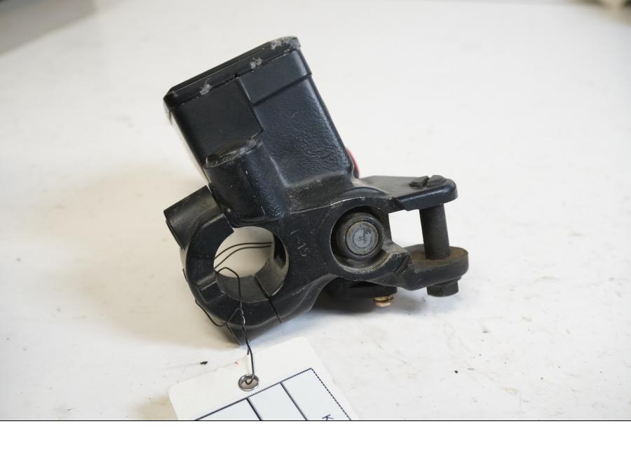 Höger sida på Bromshuvudcylinder från en Kawasaki ZR-7 -2002 motorcykel.