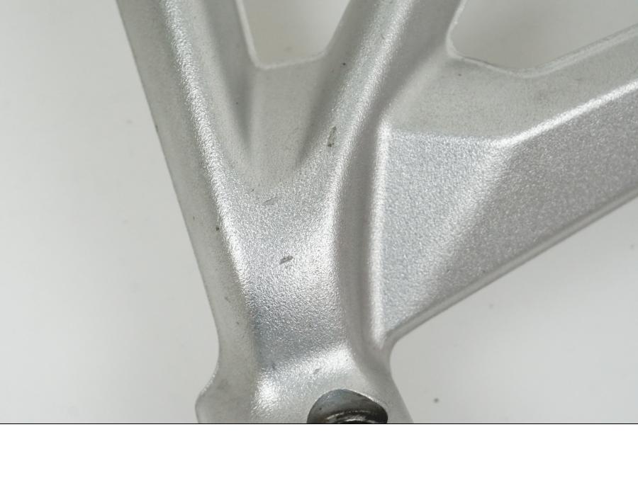 Höger sida på Fotpinnefäste från en BMW R 1250 GS -2017 motorcykel.