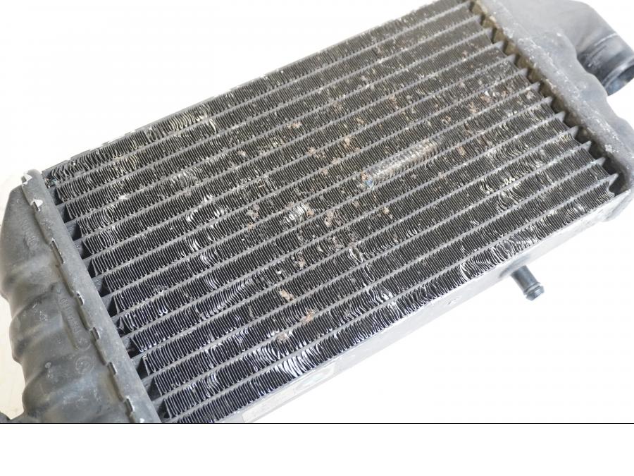 Vänster sida på Vattenkyl från en BMW K 1200 LT -2004 motorcykel.