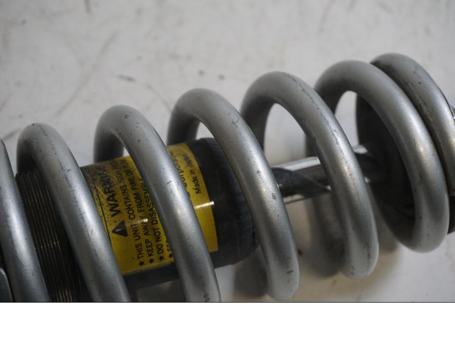 Snett uppifrån på Stötdämpare från en Triumph Street Triple -2009 motorcykel.