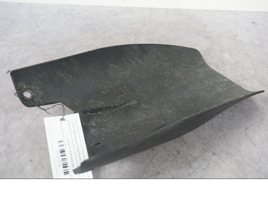 Snett uppifrån på Stänkskydd från en KTM 1290 Super Adventure S -2022 motorcykel.