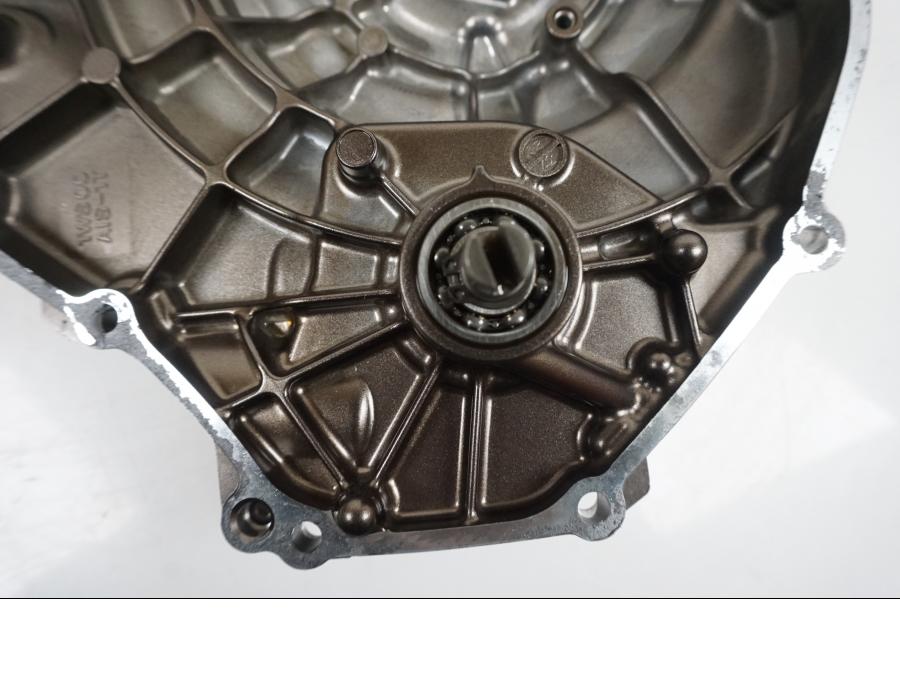 Snett uppifrån på Kopplingskåpa från en Yamaha MT-07 -2014 motorcykel.