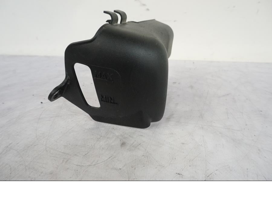 Snett uppifrån på Vattenexpansionskärl från en Triumph Bonneville T120 -2021 motorcykel.