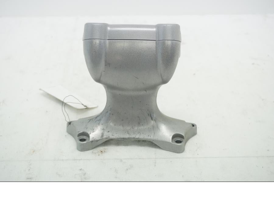 Baksidan på Styrfäste från en Kawasaki Versys 650 -2008 motorcykel.