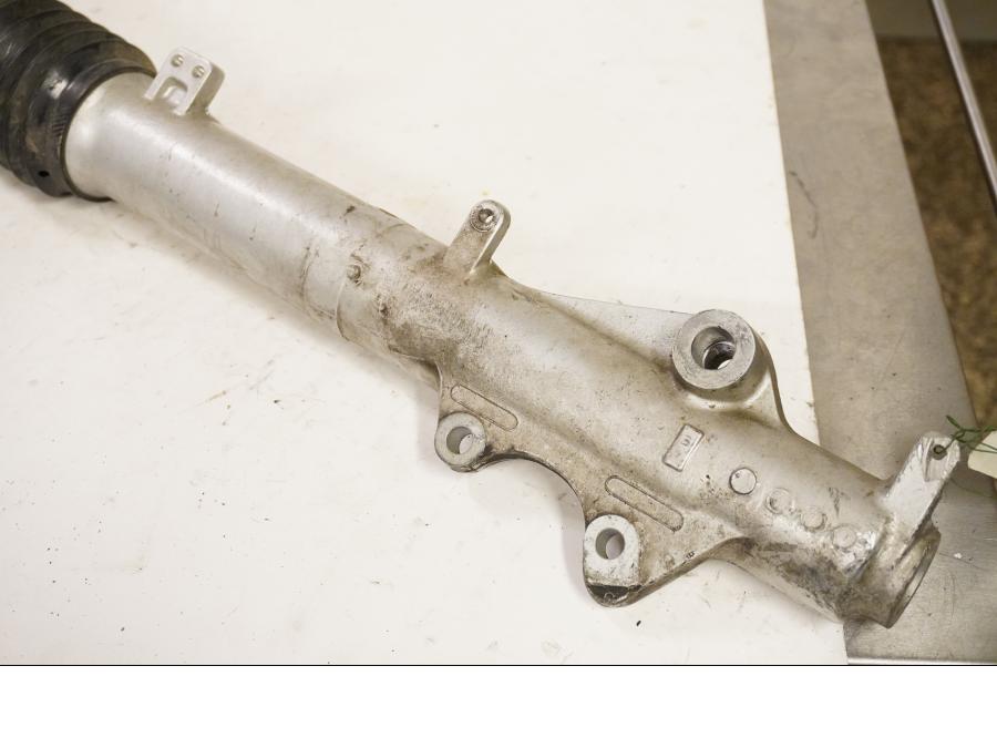 Snett uppifrån på Gaffelben från en Yamaha DT 125 -2002 motorcykel.