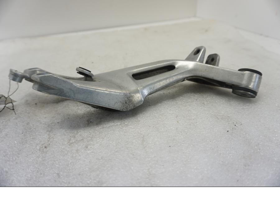 Vänster sida på Fotpinnefäste från en Honda CBR 1100 XX -1998 motorcykel.