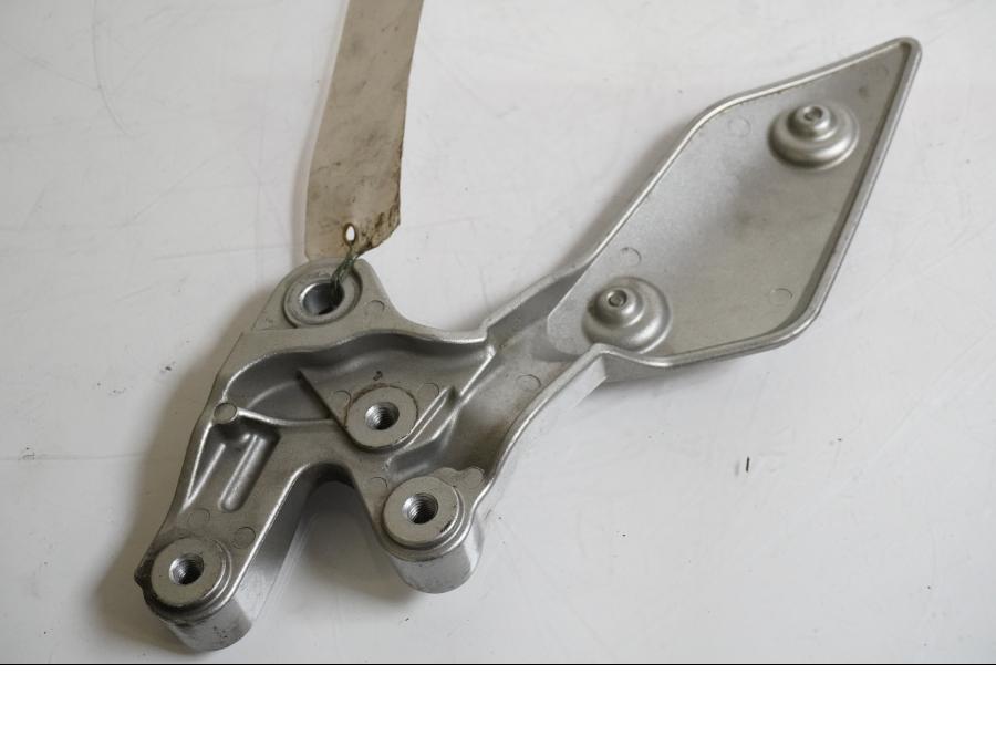 Höger sida på Fotpinnefäste från en Yamaha MT-01 -2005 motorcykel.