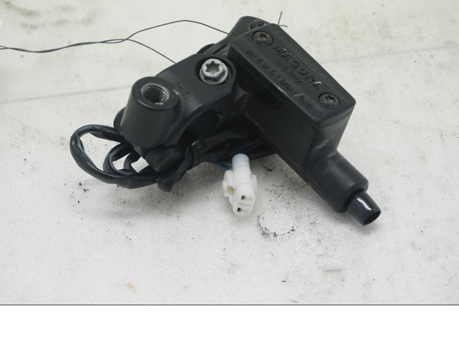 Baksidan på Kopplingshuvudcylinder från en KTM 690 SMCR -2016 motorcykel.