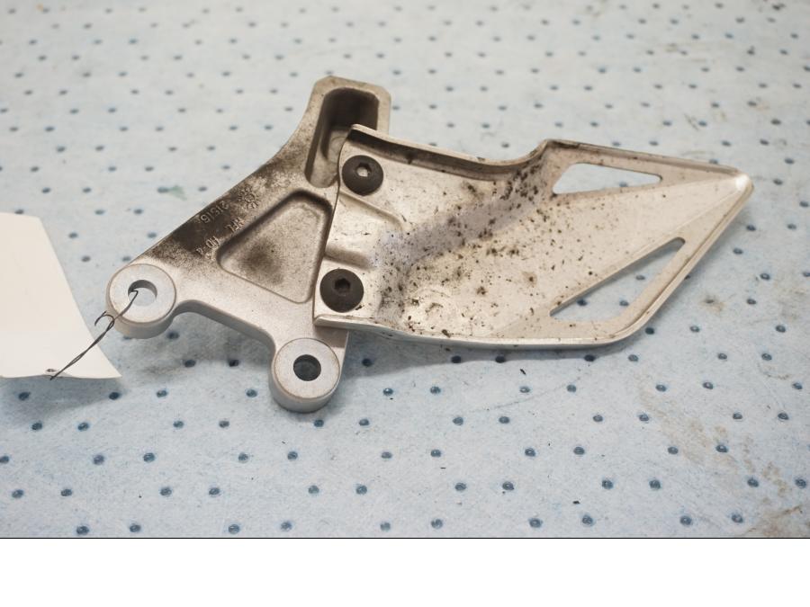 Baksidan på Fotpinnefäste från en Honda CBR 1000 RR -2011 motorcykel.