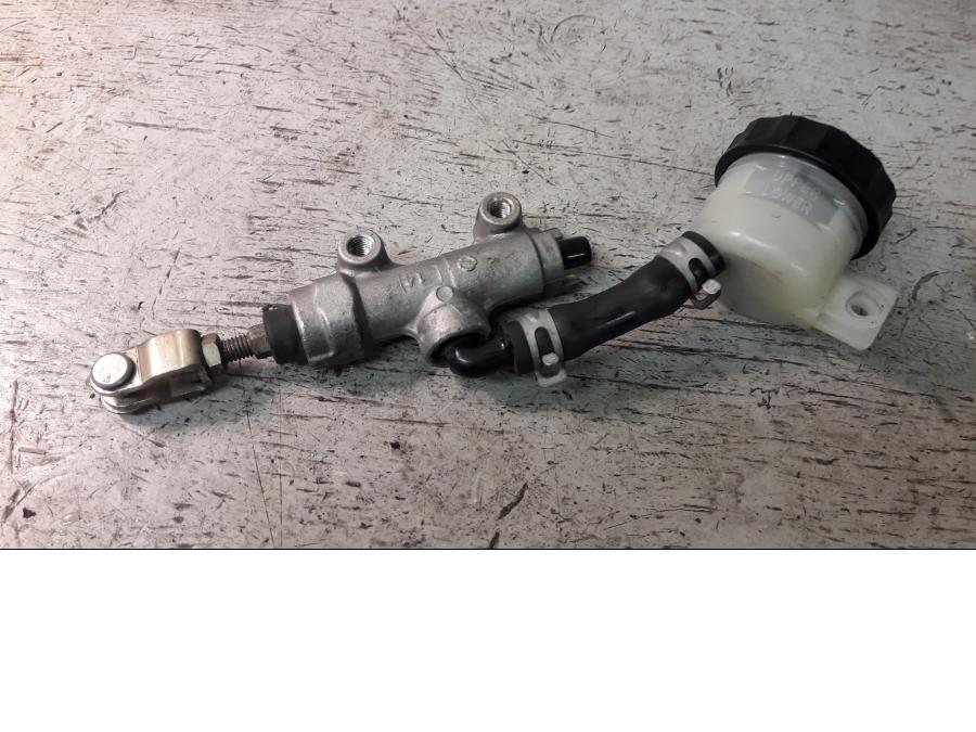 Framsidan på Bromshuvudcylinder från en Suzuki VZ 1600 -2005 motorcykel.