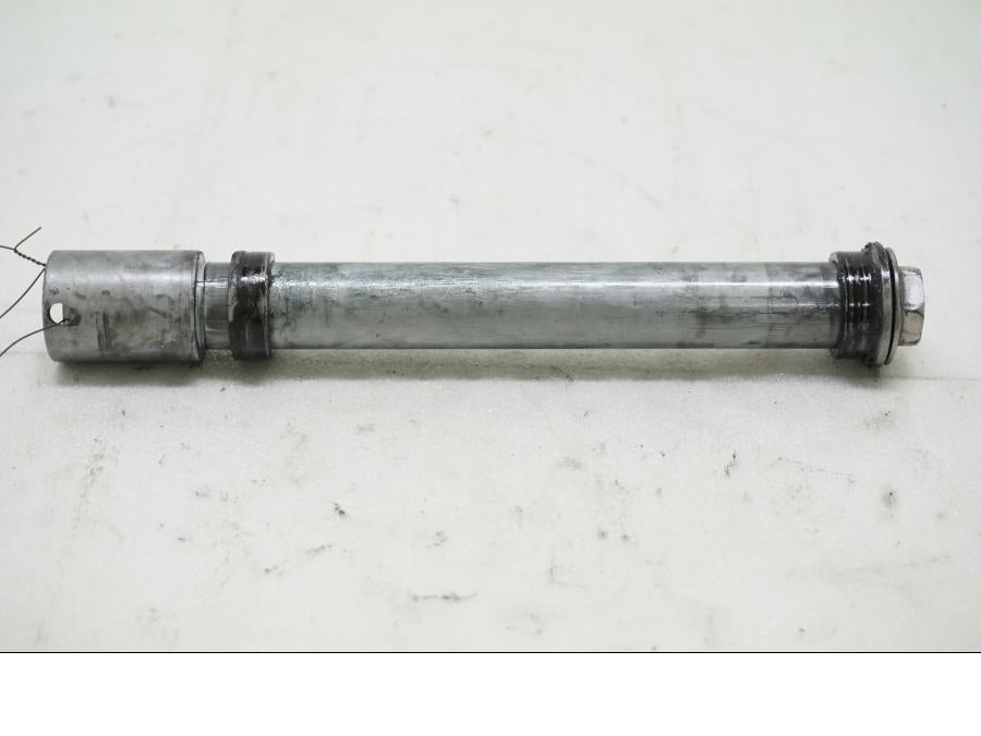 Framsidan pÄ Axel frÄn en Honda CBR 1000 RR -2004 motorcykel.