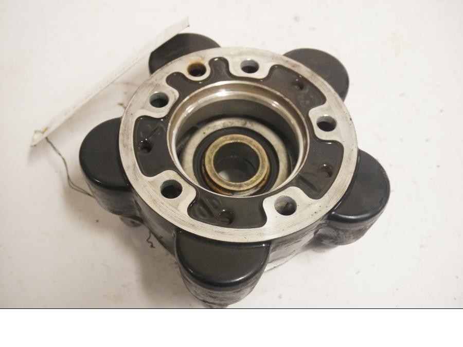 Baksidan på Drevfäste från en Aprilia RSV 1000 -2010 motorcykel.