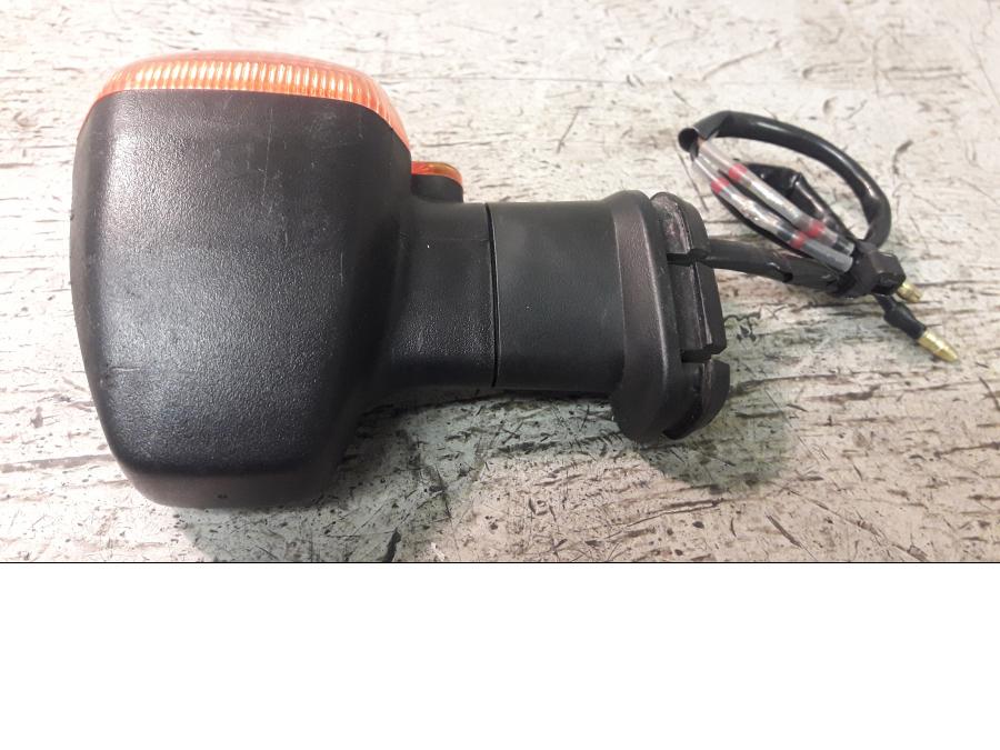 Baksidan på Blinkers från en Yamaha FZ-S 600 -2000 motorcykel.