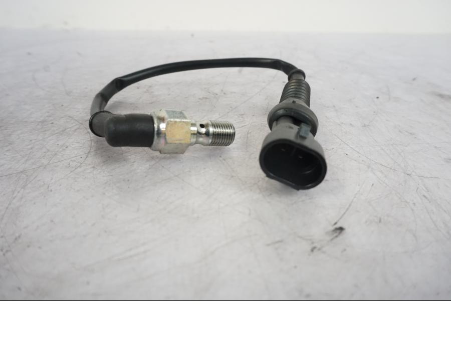 Baksidan på Bromsljuskontakt från en KTM 1290 Super Duke R -2023 motorcykel.