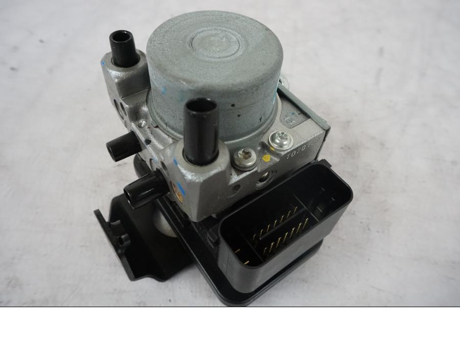 Extrabild1 på ABS Modulator från en Kawasaki Z 800 -2014 motorcykel.