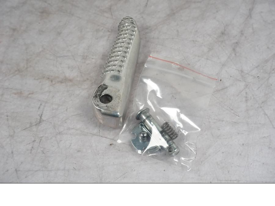 Snett nerifrån på Fotpinne från en Yamaha MT-09 -2024 motorcykel.