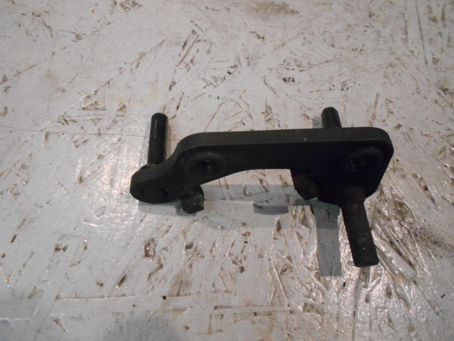 Framsidan på Bromsoksfäste från en Suzuki VZ 800 -2000 motorcykel.