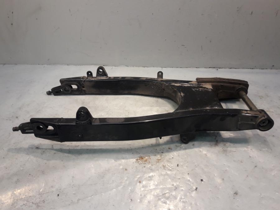 Baksidan på Sving från en Suzuki VZ 800 -1999 motorcykel.