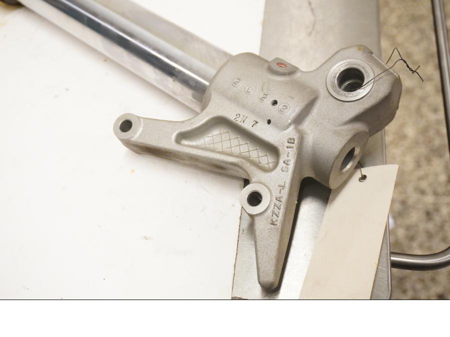 Snett nerifrån på Gaffelben från en Honda CRF 250 -2013 motorcykel.