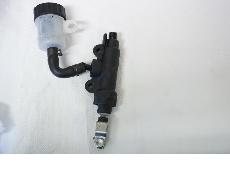 Framsidan på Bromshuvudcylinder från en Kawasaki Z 800 -2013 motorcykel.