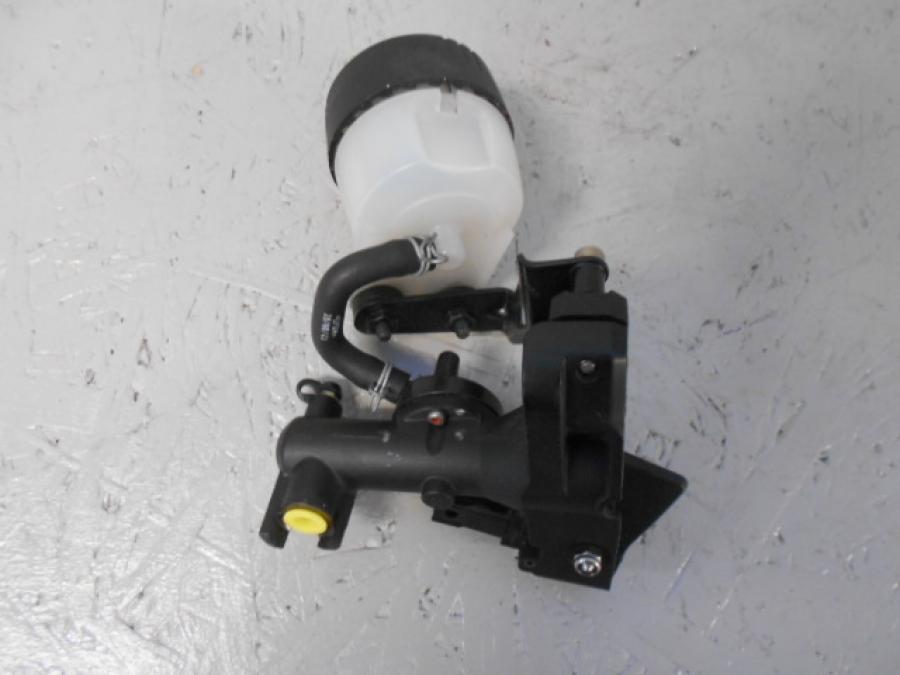 Baksidan på Bromshuvudcylinder från en BMW F 800 ST -2006 motorcykel.