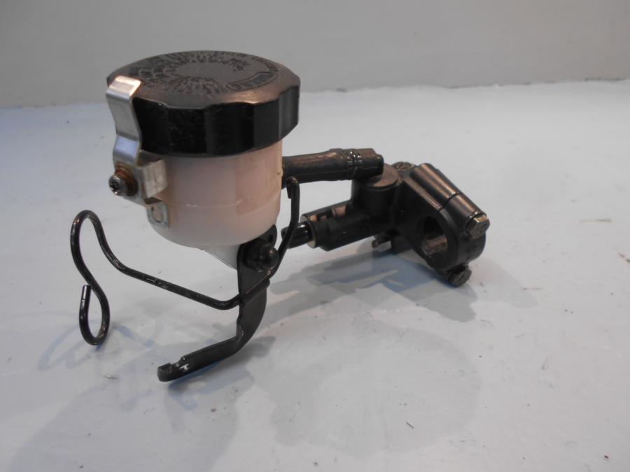 Baksidan på Bromshuvudcylinder från en Yamaha TRX 850 -1996 motorcykel.